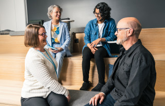 jo keskusteleva nelikko portailla