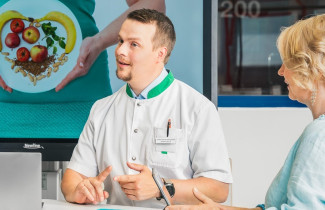 JOK kysy lupa farmaseutti keskustelee pöydän ääressä