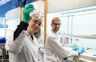 Farmasian laboratoriossa Miia Ruokaismäki ja Petri Riihelä.