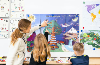 Oppilaat arvioimassa itseään opettajan kanssa.