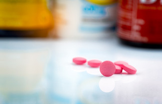 Lääkepillereitä pöydällä.