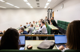 Opiskelijat kuuntelemassa luentoa.