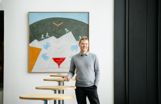 Simo Mikkonen Joensuun kampuksen aulassa.