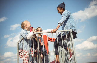 Nuoret viettämässä yhdessä aikaa ulkona.