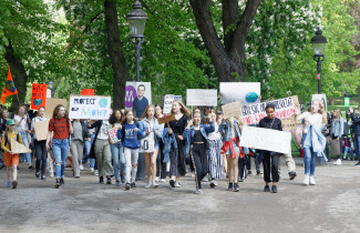 Nuoret osoittaa mieltä ulkona. 