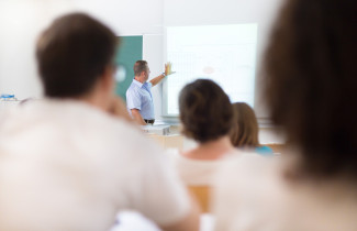 Opettaja vetämässä oppituntia. 