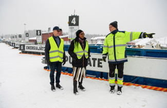 Pertti Pasanen, Iniobong John ja Pekka Hyvärinen Jätekukon lajitteluasemalla.