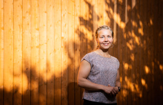 Hanna Paananen ulkoseinustalla