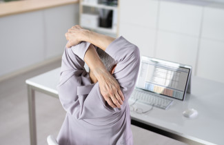 Hartiaseudun venyttelyä tietokoneen ääressä.