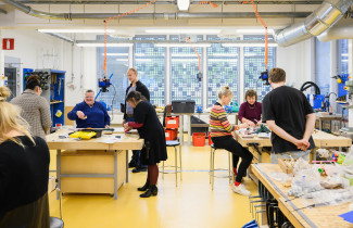 Ihmisiä käsityöluokassa.