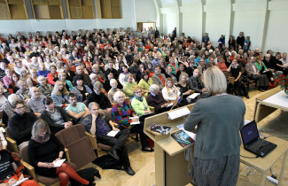 kuva yleisöstä puhujan näkökulmasta. 