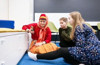 Elena Rapa, Maura Häkki ja Milla tekevät yhdessä päivitystä someen.