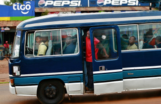 Ohi ajava bussi täynnä ihmisiä. 