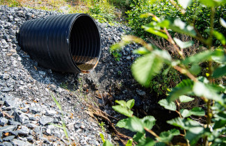 Vettä valuu hulevesiputkesta.