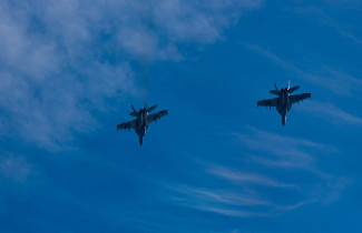 Kaksi Hornet-hävittäjää taivaalla.