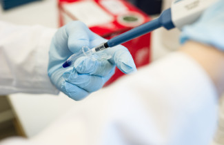 Laboratoriotyöskentelyä.