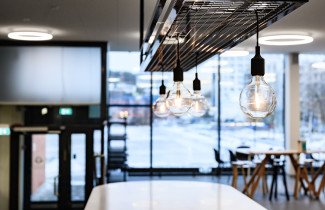 Valoja ikkunan edessä.