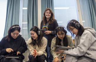 Siiri Ahtola opettamassa.