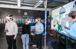 Opiskelijoita pelaamassa VR-laseilla farmasian opetuspeliä.