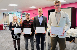 Ensimmäisten Savilahti-palkintojen saajat Mervi Fagerström, Tuomas Korpi, Miika Vainikka ja Eemeli Muurainen.