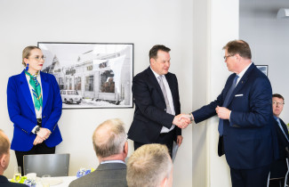 Harri Bruman jakoi lahjoituksen Itä-Suomen yliopistolle 14.5.2025.