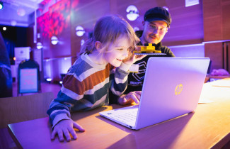 Lapsi käyttää tietokonetta SciFest-tapahtumassa 2023.