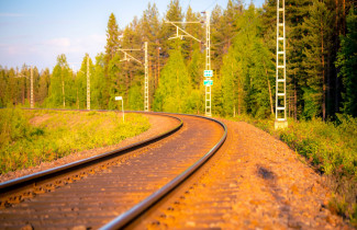 Raiteet metsäisessä maisemassa.