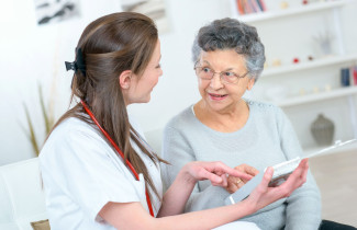 Sairaanhoitaja ja ikääntynyt nainen.