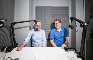 Professorit Mika Suvanto ja Mikko Laitinen keskustelevat Mistä tiede syntyy -podcast-sarjassa.
