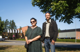 Professorit Tuija Saresma ja Jaakko Pohjoismäki keskustelevat Mistä tiede syntyy -podcast-sarjassa.