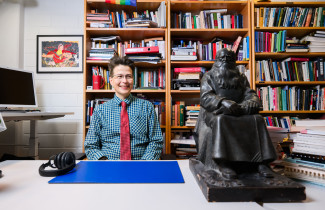 Teo Kurki työhuoneella.