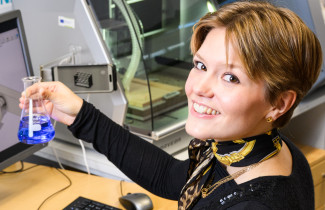 Kestävien teknologioiden opiskelija Inkeri Kourujärvi laboratoriossa