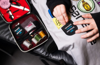 Haalarimerkin ompelua