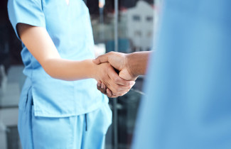 Hoitajat kättelemässä.