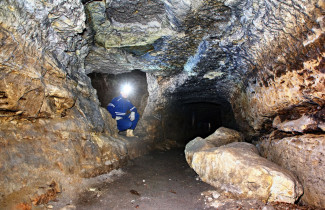 Kaivostyöntekijä kaivoskäytävässä.