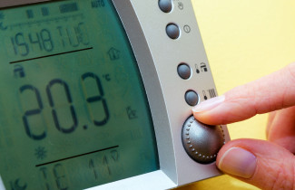 Sormet energiamittarin säätönupilla.