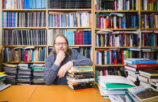 Jopi Nyman työhuoneella.