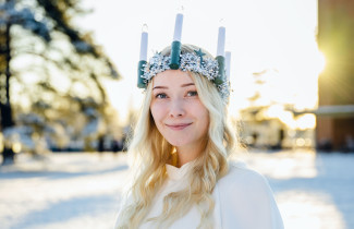Lucia-neito ulkona talvisella kampuksella