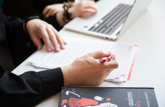 Opiskelijat opiskelemassa.