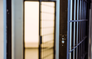 Kalatereita ja näkymä vankilaselliin.