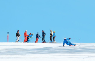 Laskettelijoita rinteessä.