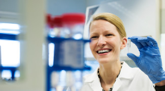 Nainen työskentelee laboratoriossa.