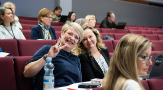 Kuvassa yhkalaisia luentosalissa.