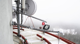 Tutkimuslaitteita Puijon tornissa.