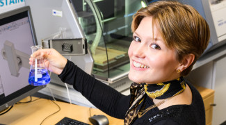 Kestävien teknologioiden opiskelija Inkeri Kourujärvi laboratoriossa