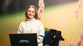 Nainen opiskelee avoimessa yliopistossa