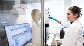 Opiskelija farmasian laboratoriossa