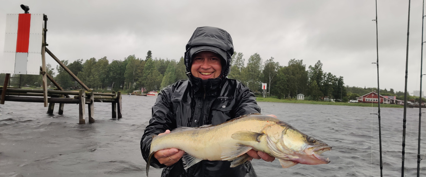 Kalastaja ja kala. Kuva Teppo Puolakka.