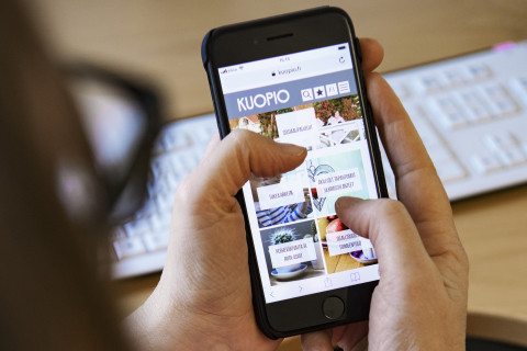 Asiakas selaa sosiaalialan mobiilipalveluja matkapuhelimelta