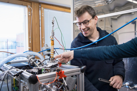 Photo of Tuomo Nieminen in a laboratory.